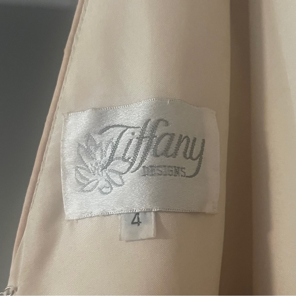 Formal gown - Picture 5 of 7